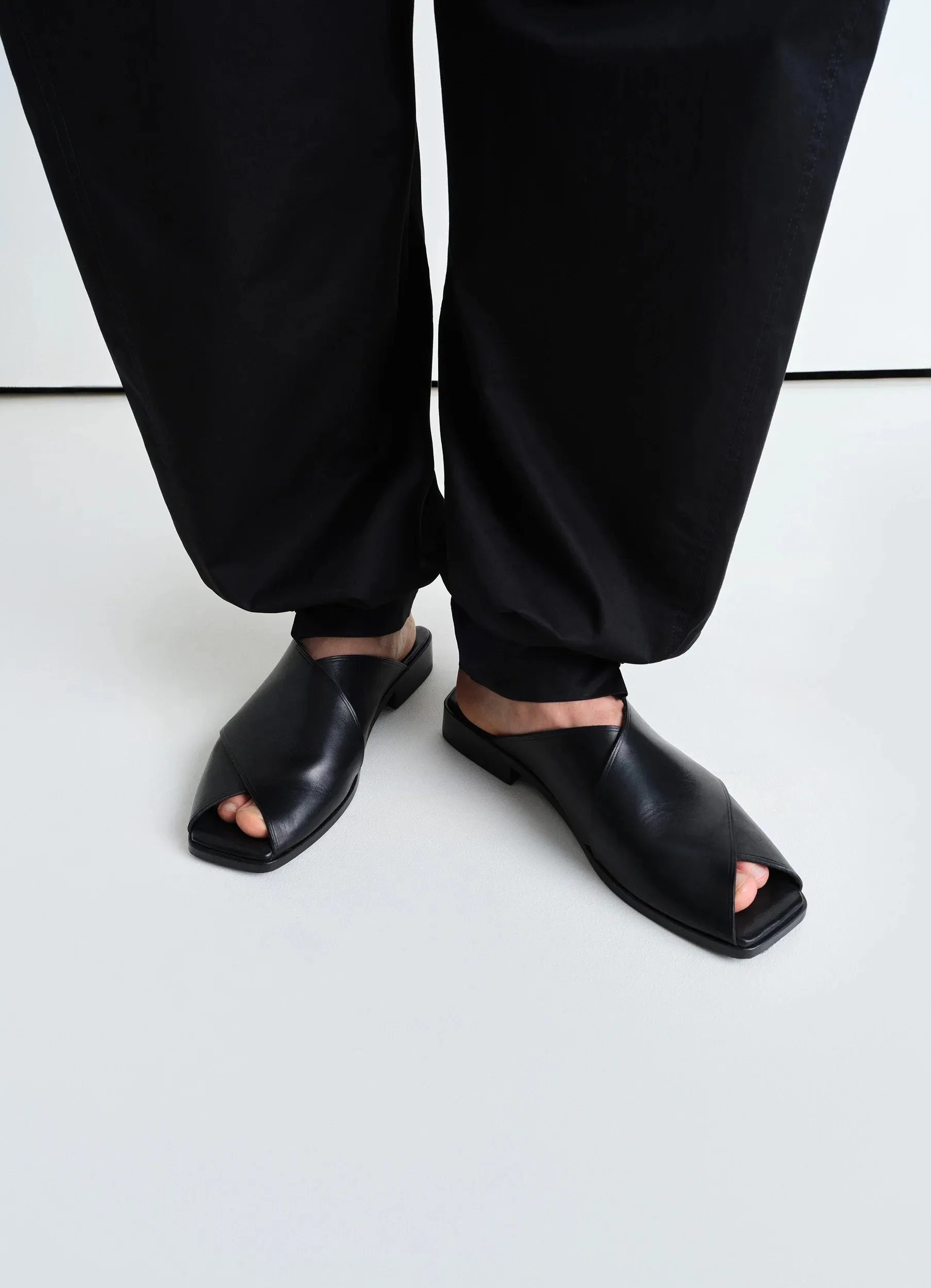 CROSS FLAT SANDALS