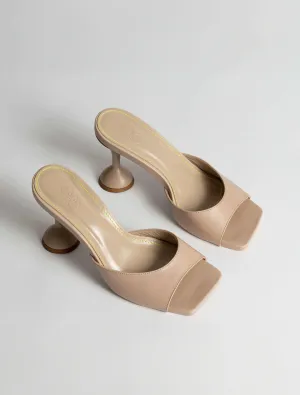 Gaia Mule in Nude