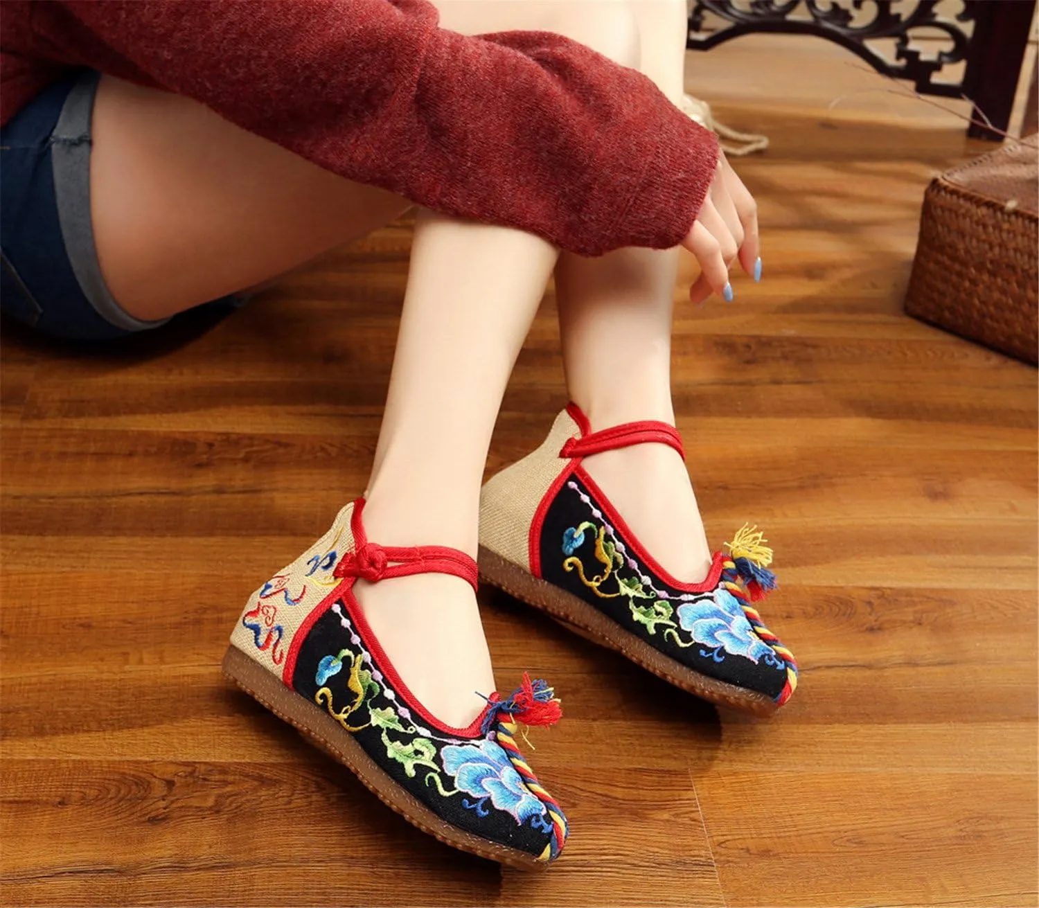 Qhome Women's Floral Embroidery Ethnic Style Strappy Comfortable Casual Walking Canvas Mary Jane Flat Shoes