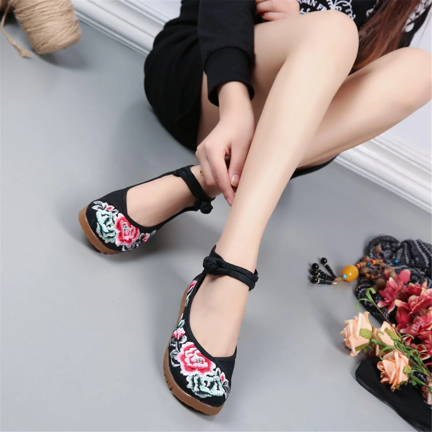 Qhome Women's Floral Embroidery Ethnic Style Strappy Comfortable Casual Walking Canvas Oxford Mary Jane Flat Shoes
