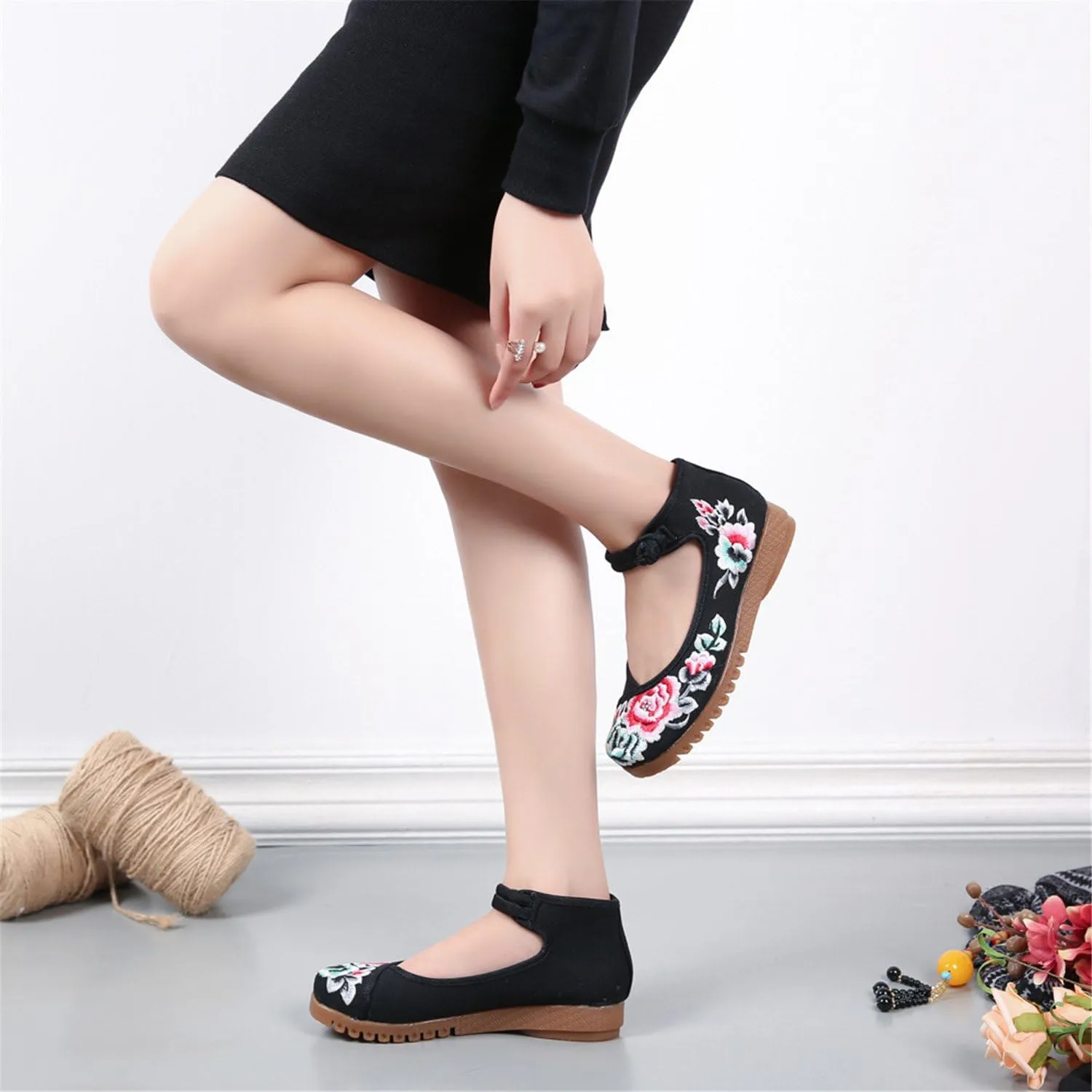Qhome Women's Floral Embroidery Ethnic Style Strappy Comfortable Casual Walking Canvas Oxford Mary Jane Flat Shoes