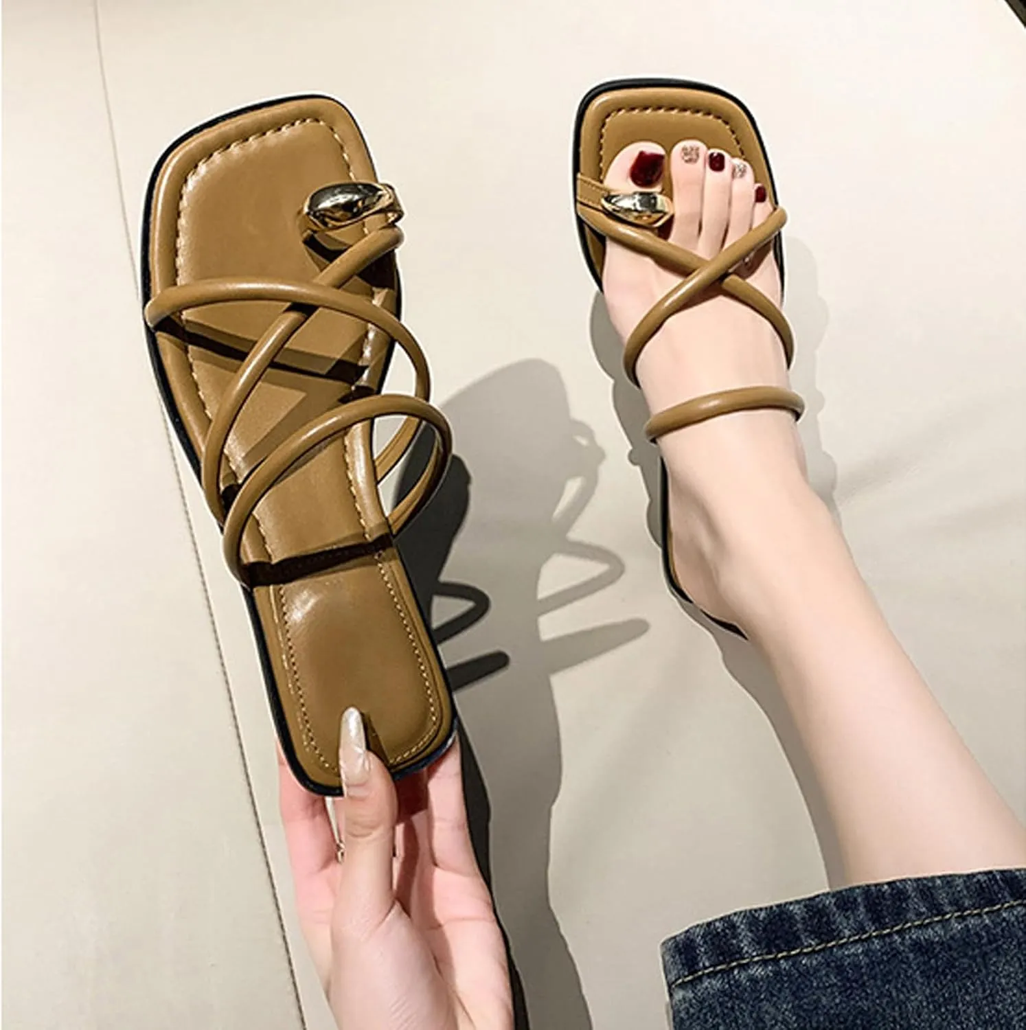 Women's Fashion Leather Strappy Metal Decoration Toe Ring Slippers Square Open Toe Slip-On Flat Clip Toe Sandals Slides Summer Casual Beach Walking Slides